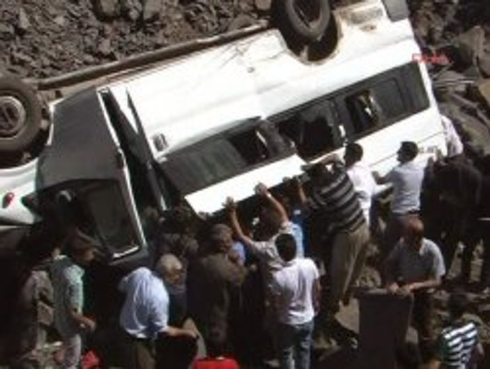 Şırnak'ta askerlerin bulunduğu minibüs şarampole yuvarlandı