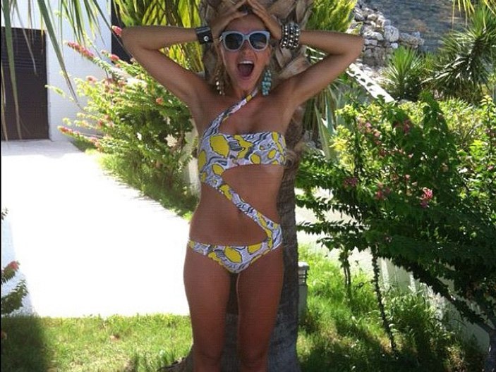 Bikinili Hadise'ye: Ama şehit var