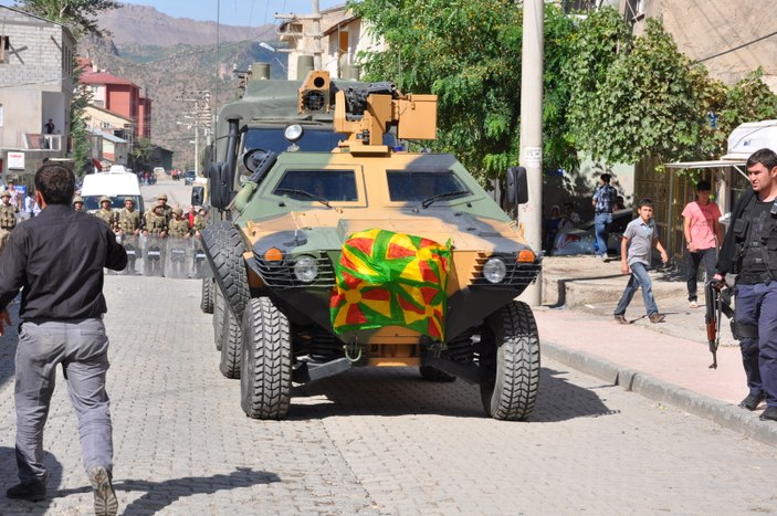 PKK'lıların cenazelerinin taşındığı konvoyda provokasyon