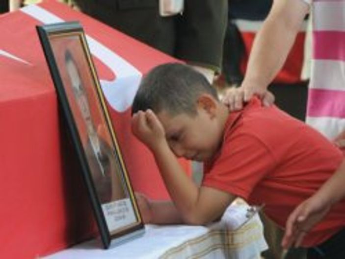 Şehit oğlu yürekleri parçaladı