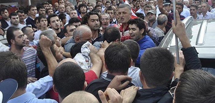 Şehit cenazesinde belediye başkanına yumruk