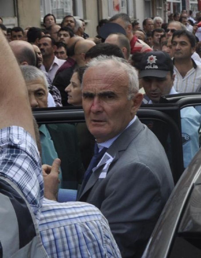 Şehit cenazesinde belediye başkanına yumruk