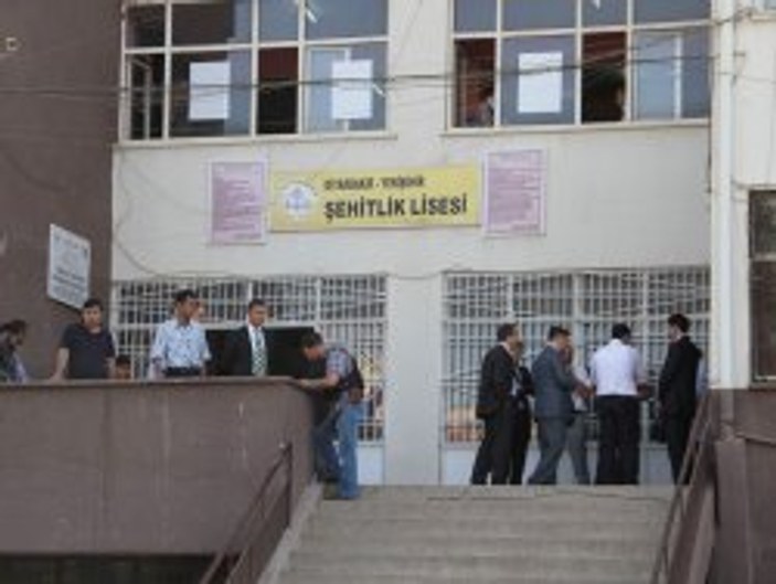 Diyarbakır'da okullara eş zamanlı bombalı saldırı