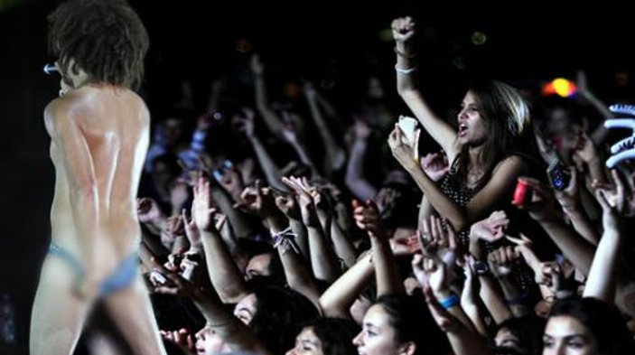 İzmir'de LMFAO konserinde +18'lik görüntü