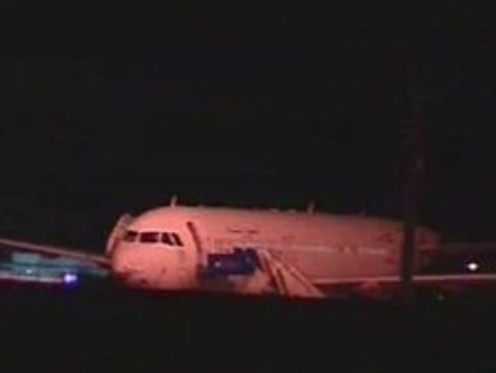 Uçağın kargosundan dev koliler çıktı