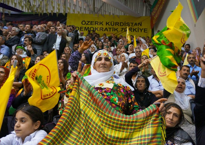 BDP kongresinde salona Öcalan posteri asıldı
