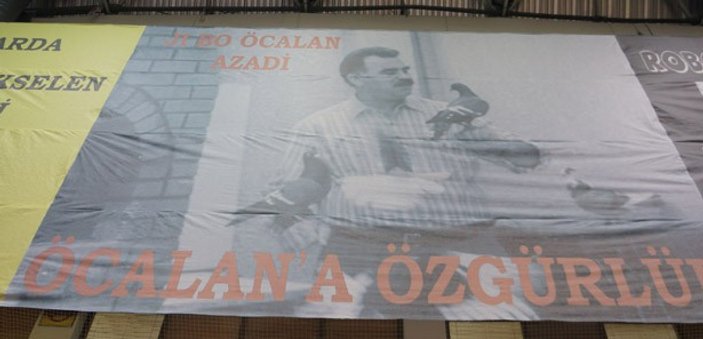 BDP kongresinde salona Öcalan posteri asıldı