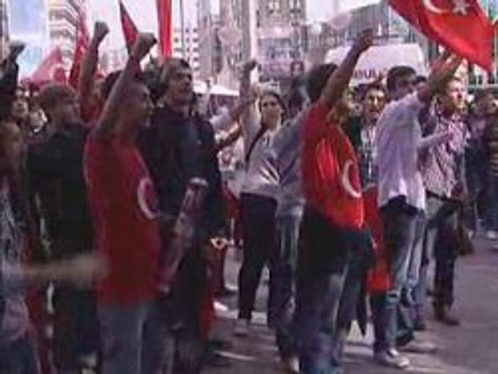 Ankara'da Esad yanlıları ve karşıtlarının slogan yarışı