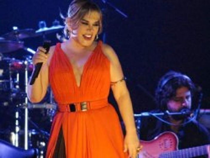 Sezen Aksu: Sahneden inip görevliyi patakladım