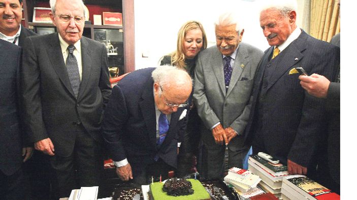 88'nci yaşını kutlayan Demirel'e çift başlılık soruldu