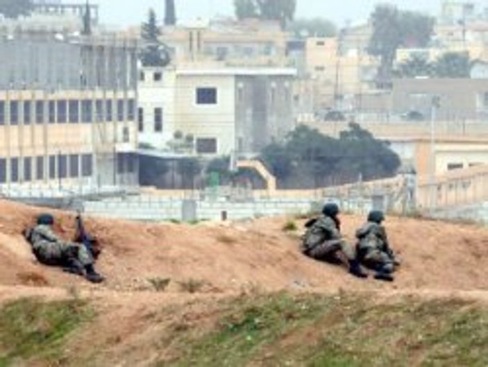 Türk askeri ellerinde silah siperde Suriye'yi izliyor