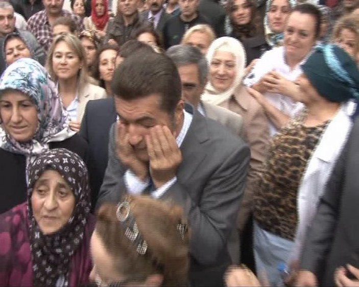 Bizi ayıramayacaklar sözleri Mustafa Sarıgül'ü ağlattı