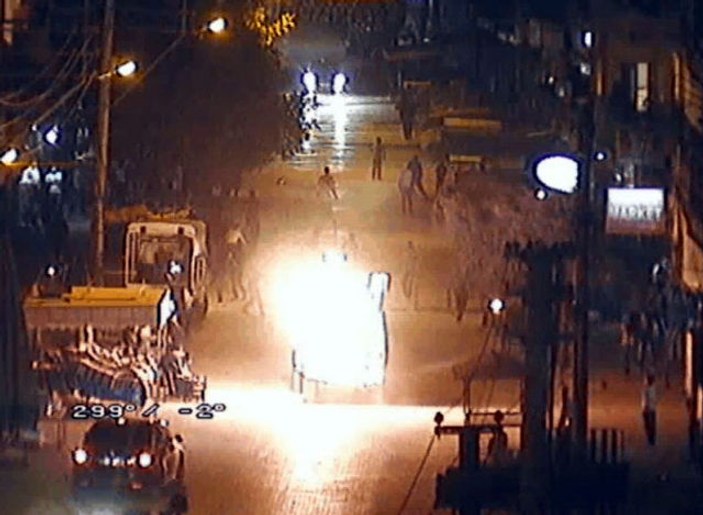 Mersin'de polisleri ateşe verdiler