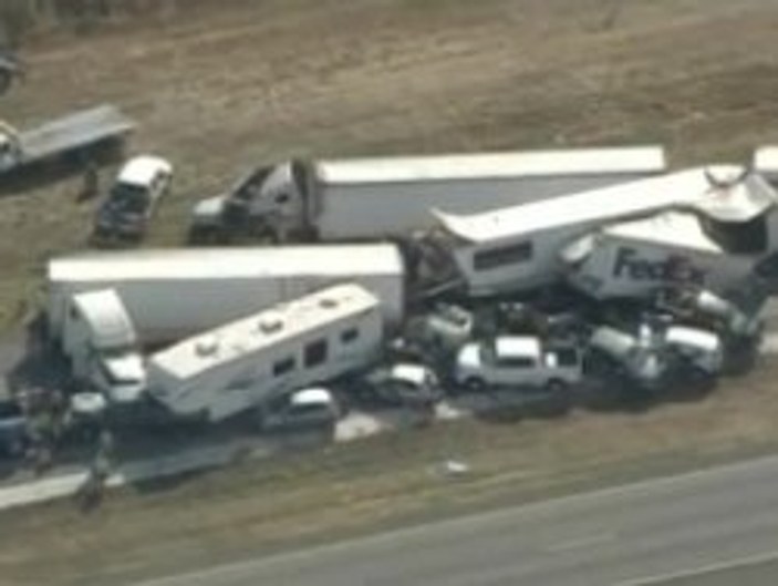Texas'ta 140 araç birbirine girdi: 2 ölü 80 yaralı