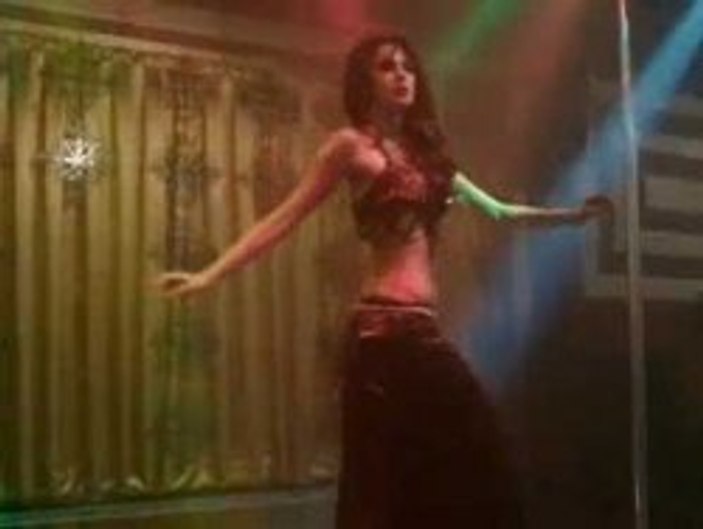 Ağır Roman'dan dansözlü veda - Tıkla İzle