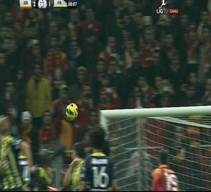 Selçuk frikikten astı Volkan baktı