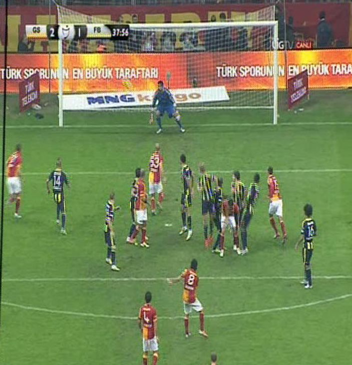 Selçuk frikikten astı Volkan baktı