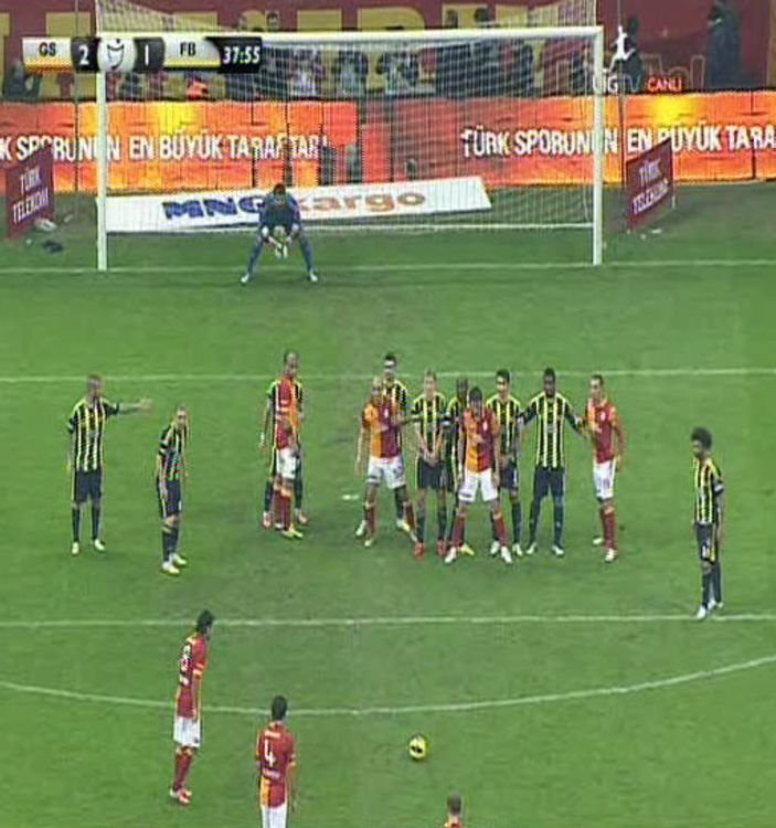 Selçuk frikikten astı Volkan baktı