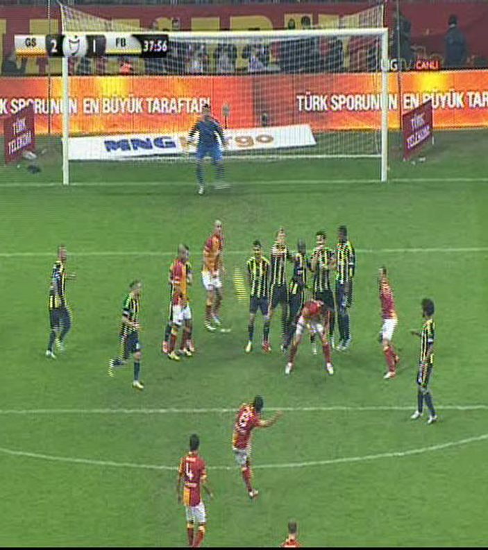 Selçuk frikikten astı Volkan baktı