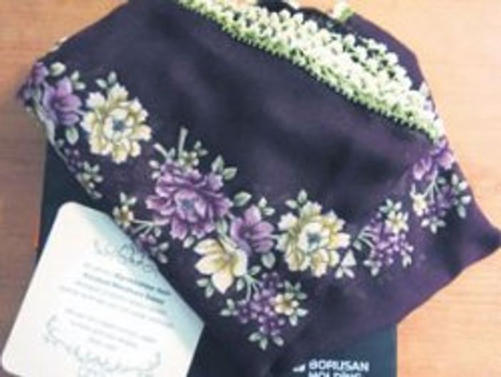 Borusan'dan yılbaşı hediyesi başörtü