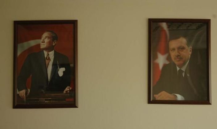 AK Parti binasında eli tespihli Atatürk
