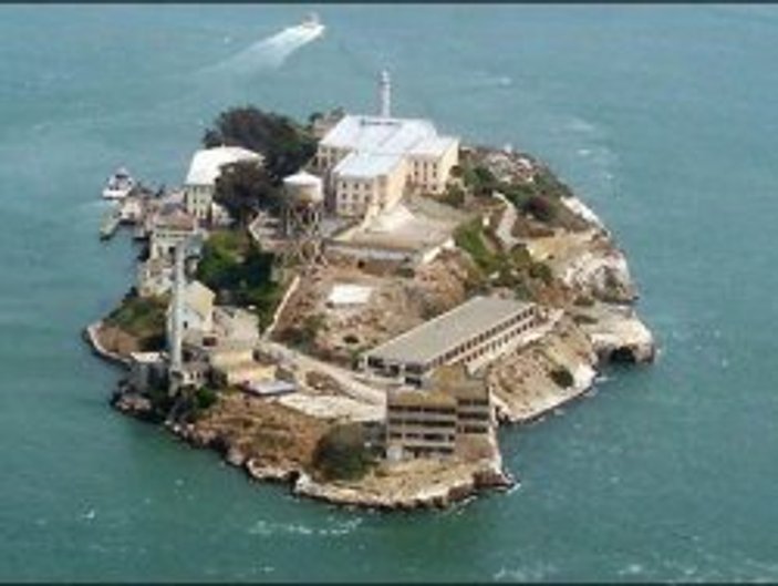 Alcatraz adası nedir