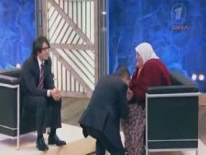 Rus Milletvekili Gülsüm Kabadayı'nın elini öptü