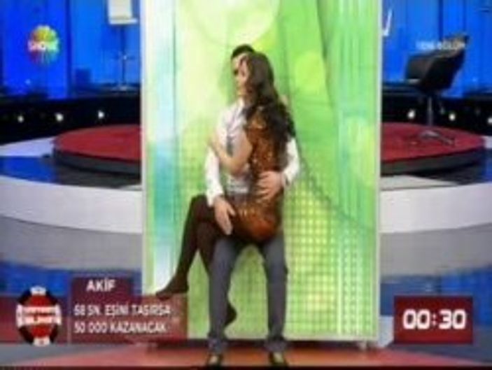 Yaparım Bilirsin'de kucağa oturtma yarışı - Video