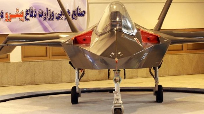 Ahmedinejad İran'ın özel savaş uçağını tanıttı