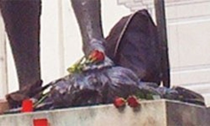Osmanlı askerinin kafasını ezen Don Juan heykeline tepki