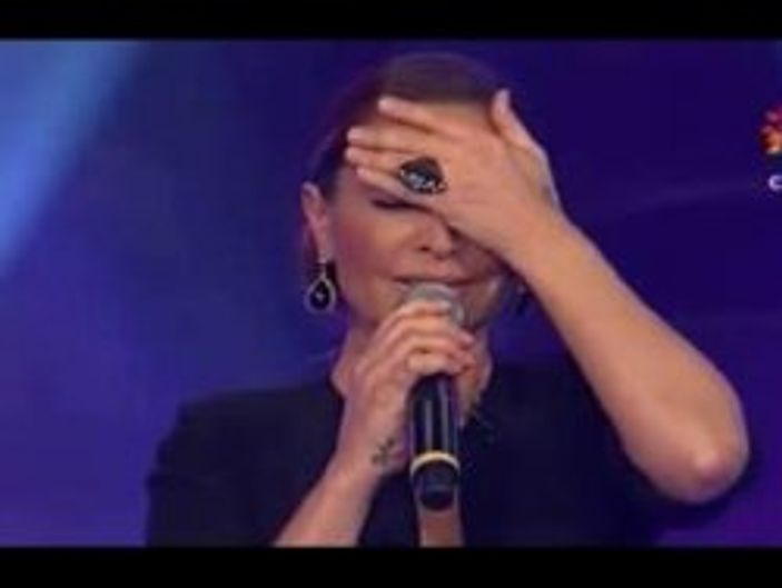 Hülya Avşar canlı yayında şarkısını unuttu - izle