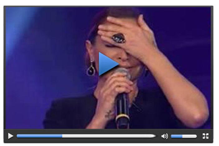 Hülya Avşar canlı yayında şarkısını unuttu - izle