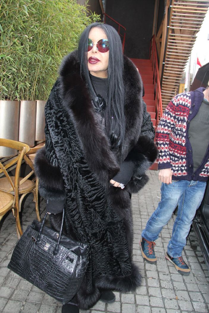 Bülent Ersoy 40 bin Euro'luk çantasıyla hava attı