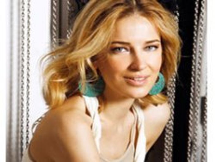 Burcu Esmersoy: Beni aldatan sevgilime gülüp geçtim