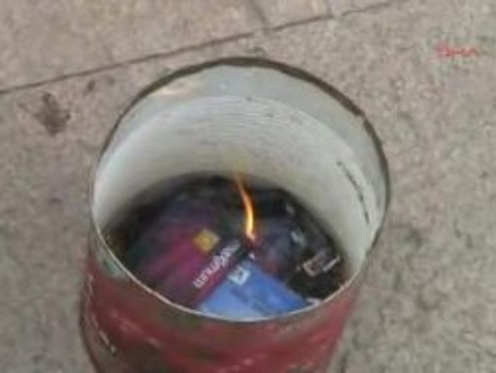 Maaşlarını alamayan işçiler kredi kartlarını yaktı