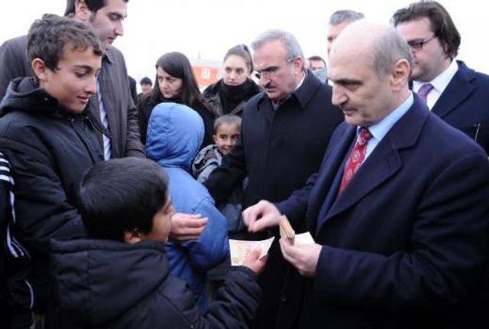 Erdoğan Bayraktar çocuklara 100-200 TL harçlık verdi