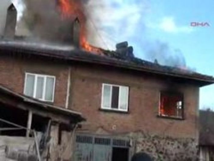 Alevlerin arasından komşuları kurtardı
