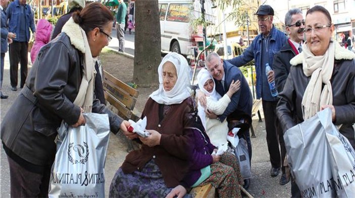 CHP kadın kolları sokakta türban dağıttı
