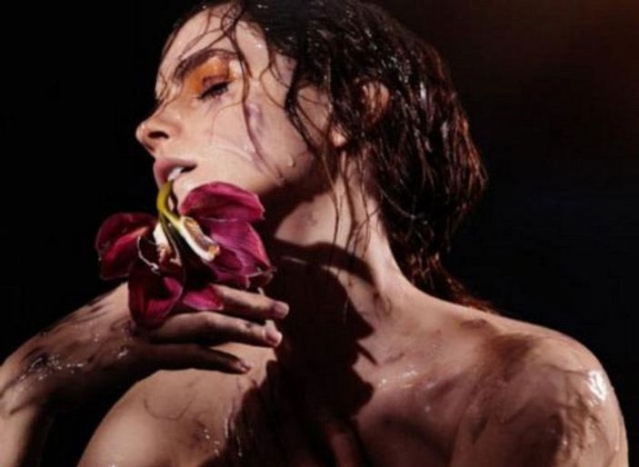 Emma Watson yardım kampanyası için soyundu