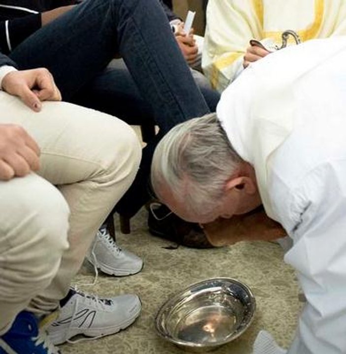 Papa tutukluların ayağını yıkadı ve öptü İZLE