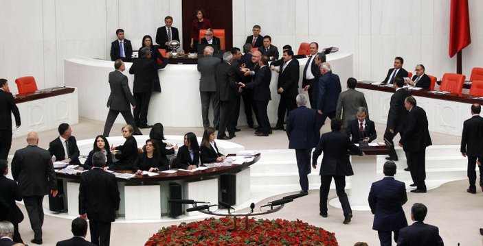 CHP'li ve MHP'li vekiller Meclis kürsüsünü işgal etti