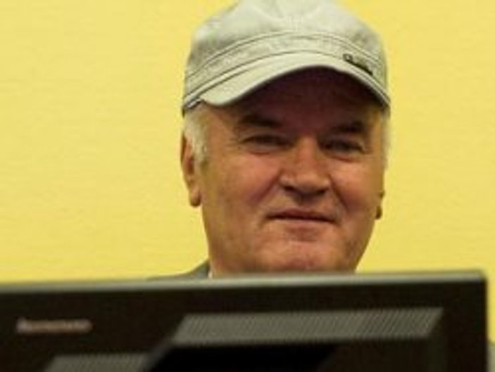 Mladiç Türklere küfür edince duruşmadan kovuldu