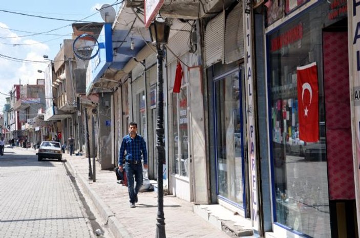 Cizre'de yıllar sonra dükkanlara Türk bayrağı asıldı