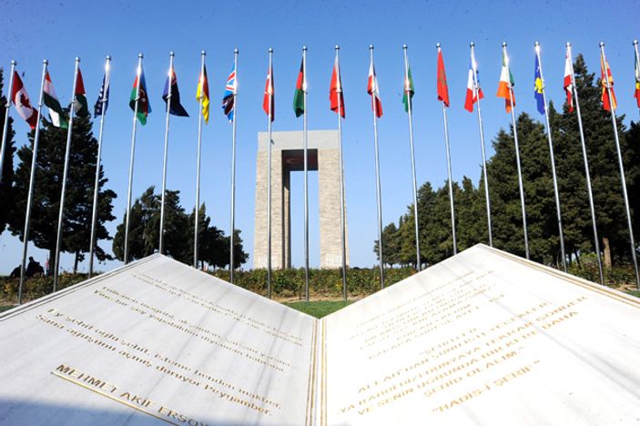 Çanakkale'deki anma töreninde ÖSO bayrağı