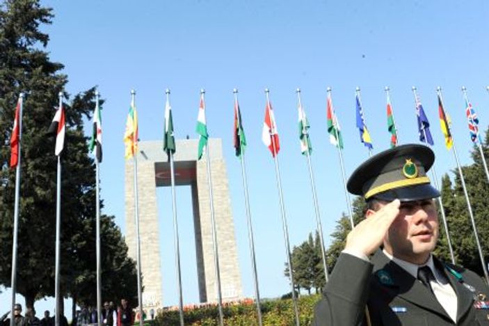 Çanakkale'deki anma töreninde ÖSO bayrağı