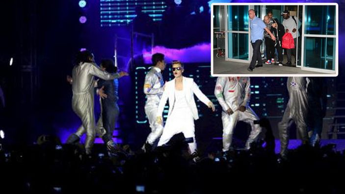 Justin Bieber havaalanında polis engeline takıldı