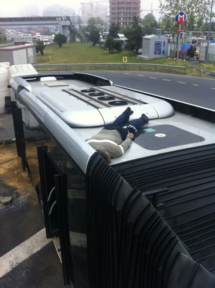 Metrobüs üstünde ceset bulundu