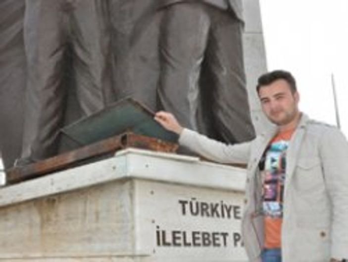 Atatürk heykelini çalıp satacaklardı