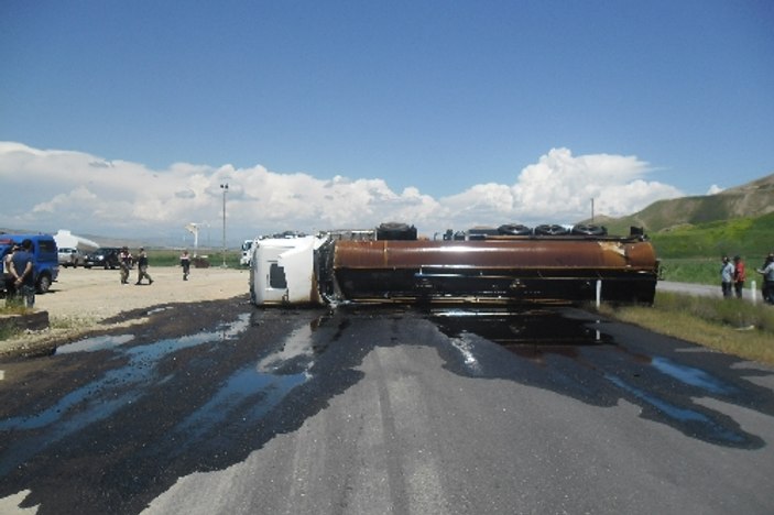 Kamyonun çarptığı mazot dolu TIR devrildi