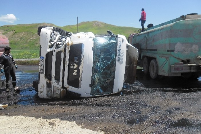 Kamyonun çarptığı mazot dolu TIR devrildi